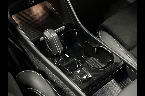 Volvo XC40 T5 Plug-in hybrid R-design Trekhaak | Adaptive Cruise | Open dak | Stoel-/stuurverwarming | Achteruitrij camera | Carplay