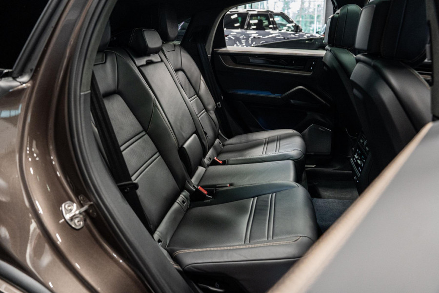 Porsche Cayenne Coupé 3.0 S E-Hybrid *Burmester / Club-Leder Interieur / Vierwielbesturing / Paint-to-Sample / Soft-Close / Stoelventilatie / Keyless*