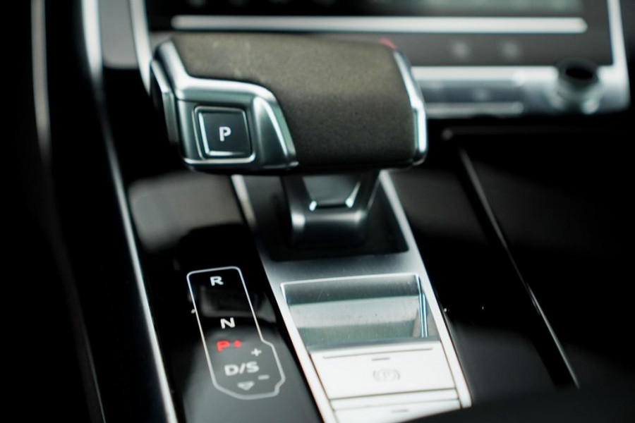 Audi Q8 4.0 TFSI RS Q8 quattro / NL Auto / Pano / Keramisch / Performance / Stoelklima