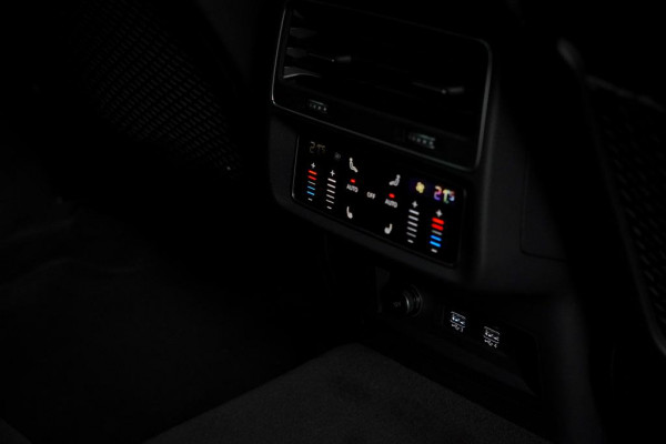 Audi Q8 4.0 TFSI RS Q8 quattro / NL Auto / Pano / Keramisch / Performance / Stoelklima