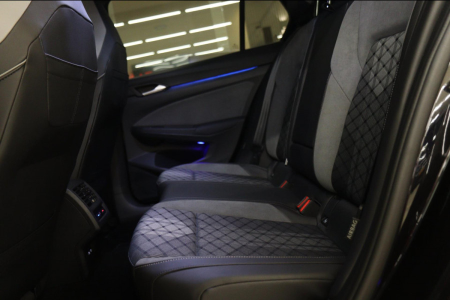 Volkswagen Golf 1.5 eTSI R-Line 150 PK BLACKSTYLE/PANO/CARPLAY/ACC/LANEASSIST/VOL