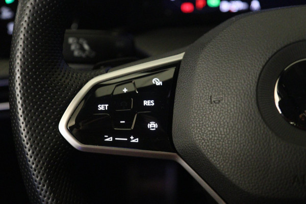 Volkswagen Golf 1.5 eTSI R-Line 150 PK BLACKSTYLE/PANO/CARPLAY/ACC/LANEASSIST/VOL