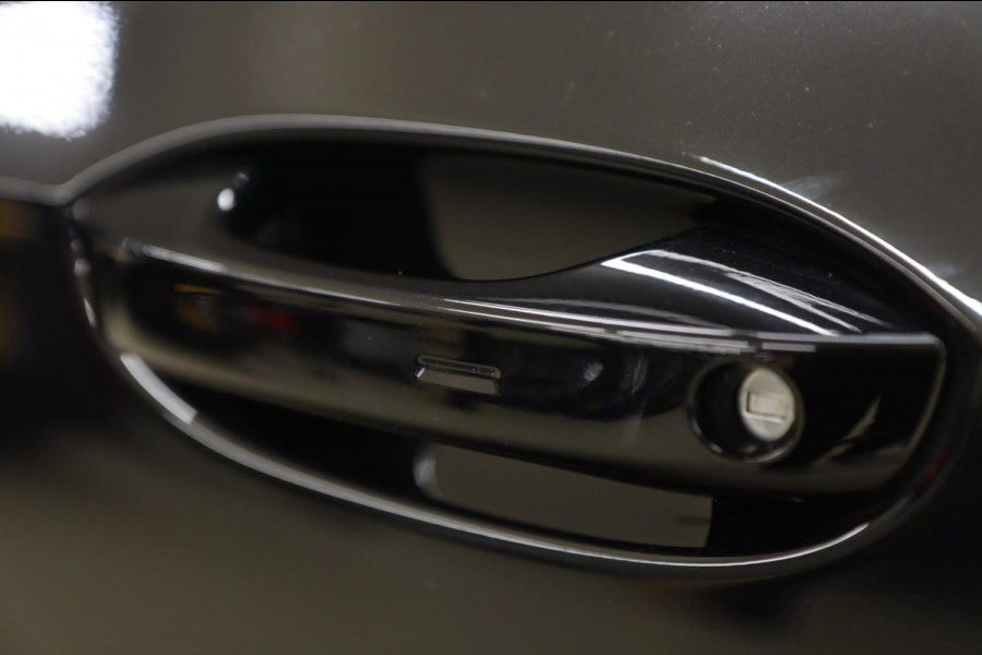 Volkswagen Golf 1.5 eTSI R-Line 150 PK BLACKSTYLE/PANO/CARPLAY/ACC/LANEASSIST/VOL