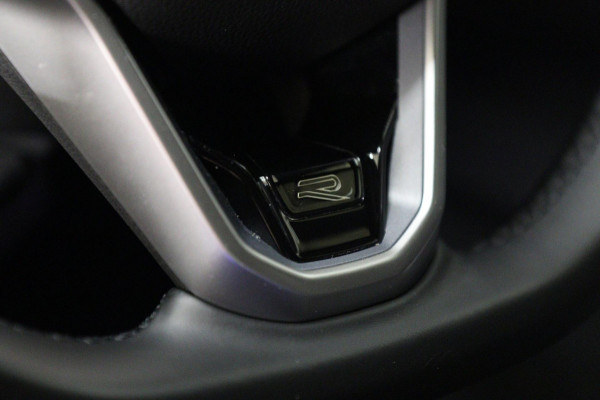 Volkswagen Golf 1.5 eTSI R-Line 150 PK BLACKSTYLE/PANO/CARPLAY/ACC/LANEASSIST/VOL