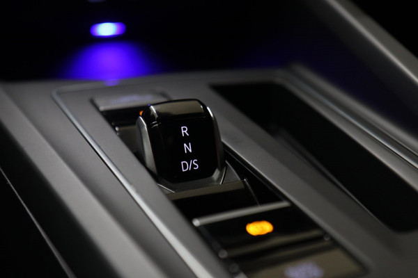 Volkswagen Golf 1.5 eTSI R-Line 150 PK BLACKSTYLE/PANO/CARPLAY/ACC/LANEASSIST/VOL