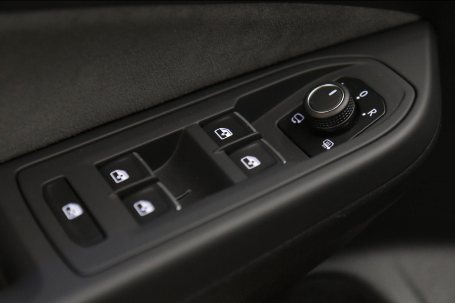 Volkswagen Golf 1.5 eTSI R-Line 150 PK BLACKSTYLE/PANO/CARPLAY/ACC/LANEASSIST/VOL