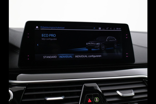 BMW 5 Serie Touring 520i HE LUXURY + PANORAMA | HEAD-UP | LIVE COCKPIT | 1e EIGENAAR | SFEERVERLICHTING | LEDER