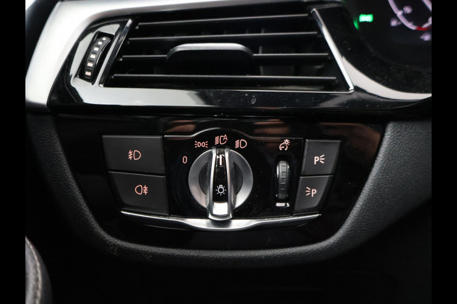 BMW 5 Serie Touring 520i HE LUXURY + PANORAMA | HEAD-UP | LIVE COCKPIT | 1e EIGENAAR | SFEERVERLICHTING | LEDER