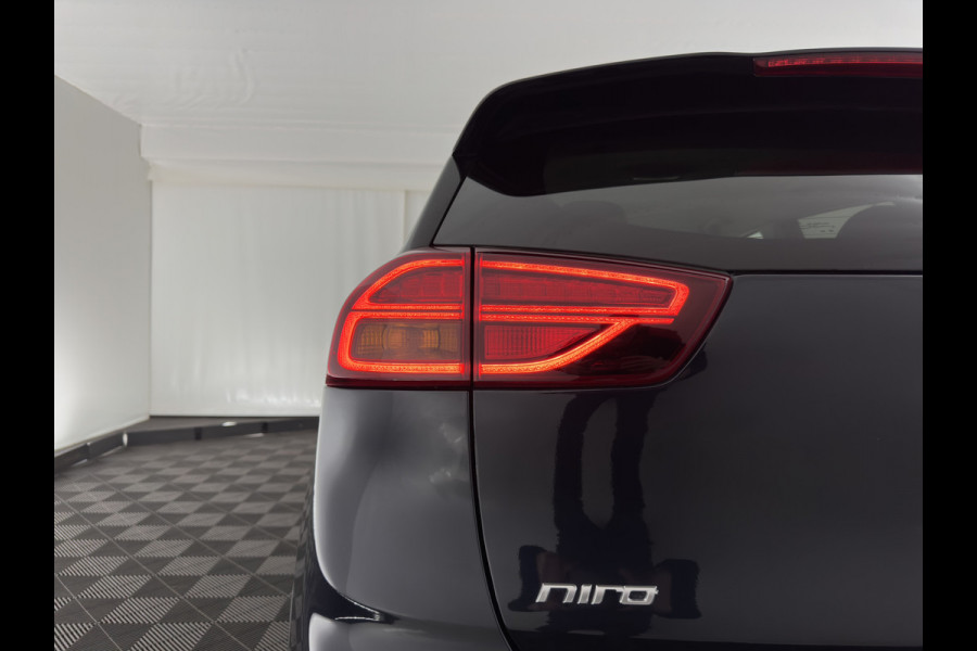 Kia e-Niro ExecutiveLine 64 kWh [ 3-Fase ] {SOH-100%} (INCL-BTW)  Aut.*HEATPUMP | LEATHER | FULL-LED | NAVI-FULLMAP | ADAPTIVE-CRUISE | CAMERA | MEMORY-PACK | LANE-ASSIST | KEYLESS | DIGI-COCKPIT | PRIVACY-GLASS | 17"ALU*