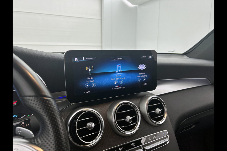 Mercedes-Benz GLC 300 e 4MATIC Business Solution AMG 5 spaaks lichtmetalen velgen | Navigatie | Parking support met camera achter | Night pack | Inclusief 24 maanden MB Certified garantie voor Europa.