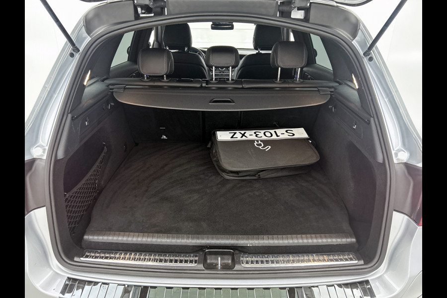 Mercedes-Benz GLC 300 e 4MATIC Business Solution AMG 5 spaaks lichtmetalen velgen | Navigatie | Parking support met camera achter | Night pack | Inclusief 24 maanden MB Certified garantie voor Europa.
