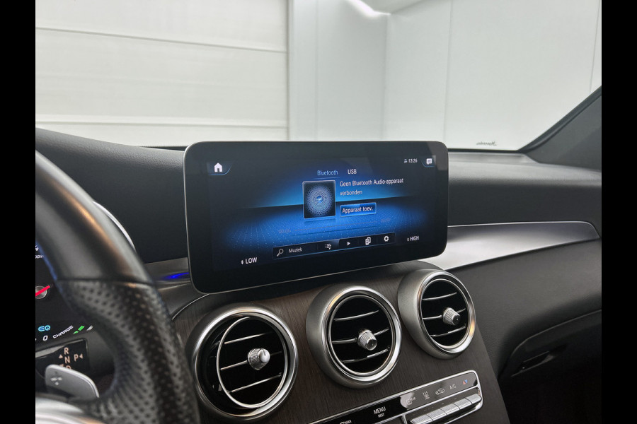 Mercedes-Benz GLC 300 e 4MATIC Business Solution AMG 5 spaaks lichtmetalen velgen | Navigatie | Parking support met camera achter | Night pack | Inclusief 24 maanden MB Certified garantie voor Europa.