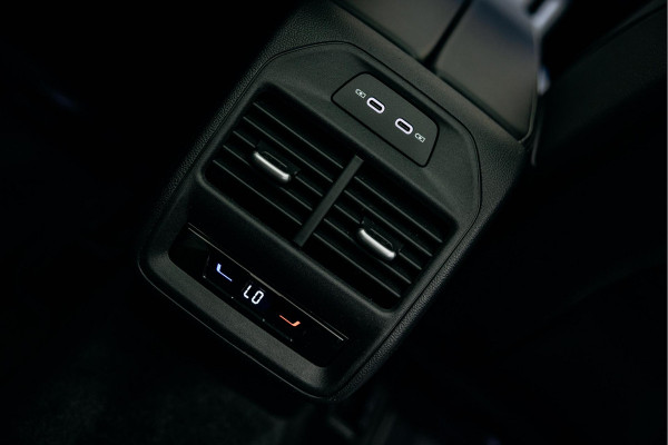 Volkswagen Passat R-Line Diesel | Trekhaak | Pano | Head-up | Stoelmassage |