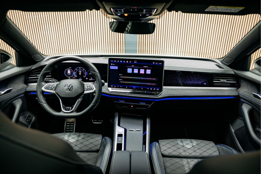 Volkswagen Passat R-Line Diesel | Trekhaak | Pano | Head-up | Stoelmassage |