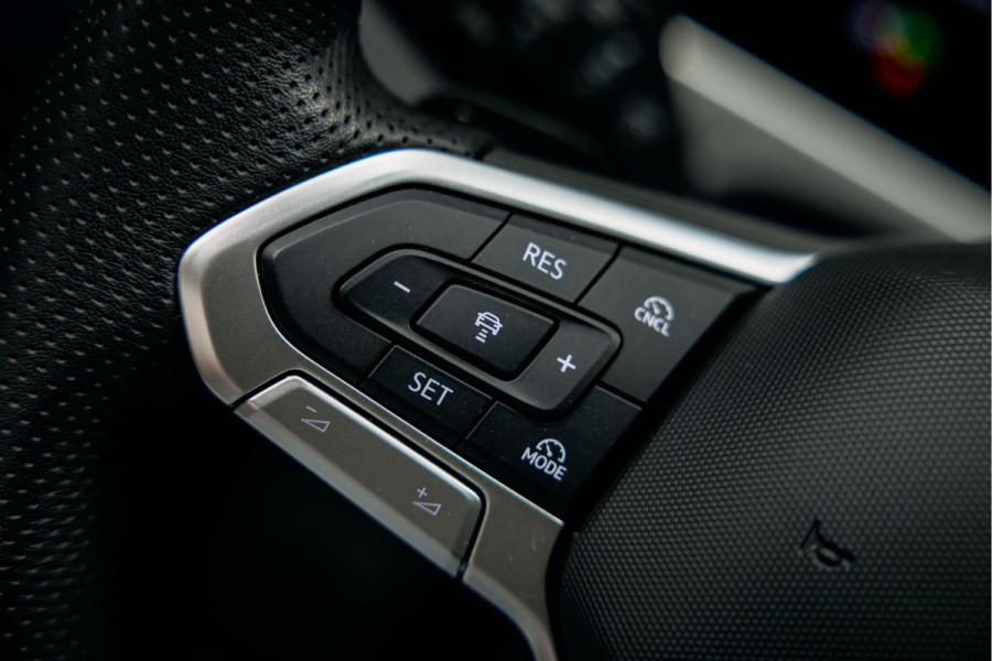 Volkswagen Passat R-Line Diesel | Trekhaak | Pano | Head-up | Stoelmassage |