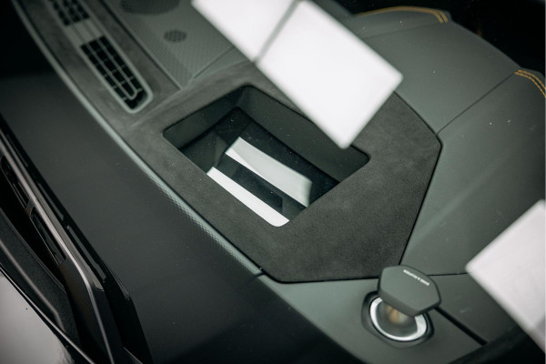 Lamborghini Urus 4.0 V8 S | Urus S | BTW | Akrapovic | Luchtvering | Geel stiksel pakket |