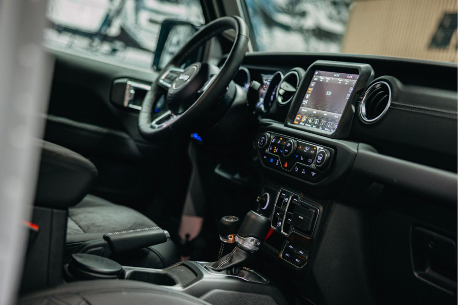 Jeep Wrangler Unlimited 4xe 380 Sahara | Corse Edition Custom Made | Hybride | Stuur- en Stoelverwarming | Achteruitrijcamera |