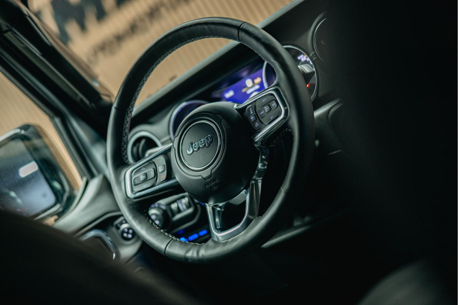 Jeep Wrangler Unlimited 4xe 380 Sahara | Corse Edition Custom Made | Hybride | Stuur- en Stoelverwarming | Achteruitrijcamera |