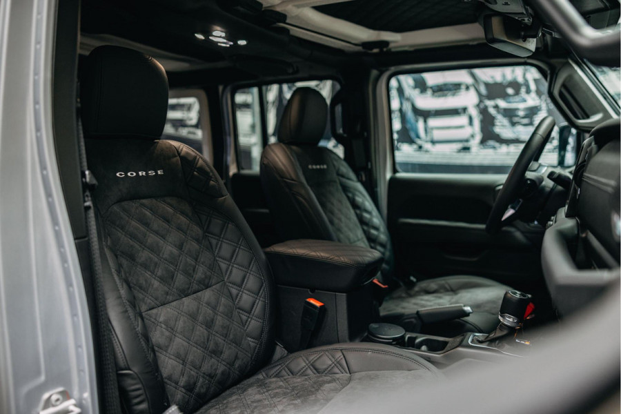 Jeep Wrangler Unlimited 4xe 380 Sahara | Corse Edition Custom Made | Hybride | Stuur- en Stoelverwarming | Achteruitrijcamera |