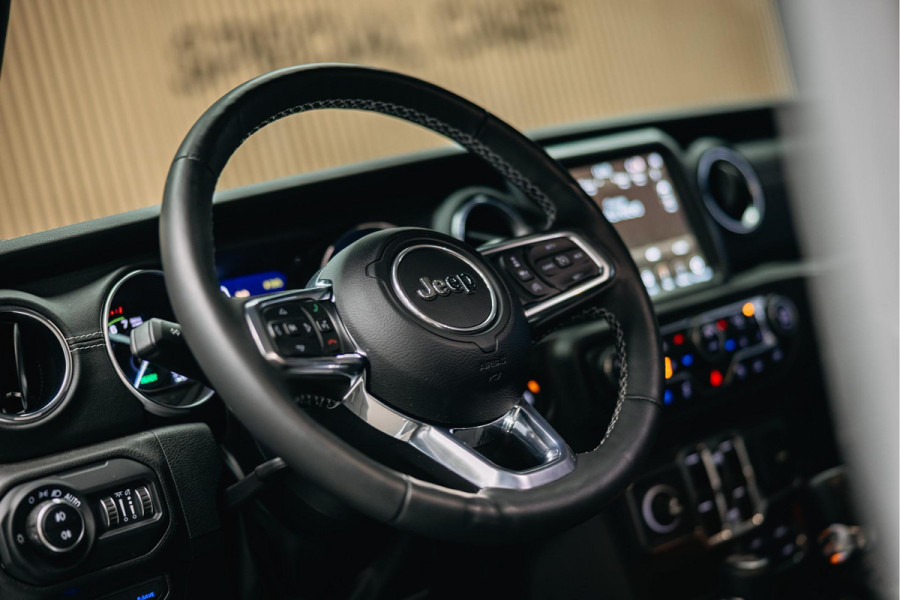 Jeep Wrangler Unlimited 4xe 380 Sahara | Corse Edition Custom Made | Hybride | Stuur- en Stoelverwarming | Achteruitrijcamera |