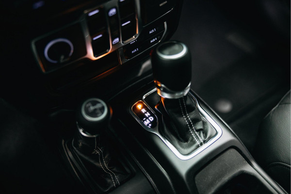 Jeep Wrangler Unlimited 4xe 380 Sahara | Corse Edition Custom Made | Hybride | Stuur- en Stoelverwarming | Achteruitrijcamera |