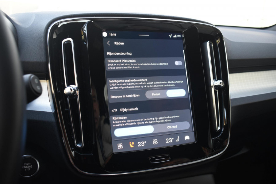 Volvo XC40 B4 211PK Automaat Plus Dark / Navigatie / Adaptive Cruise / Harman Kardon / Stuur- & Stoelverwarming / Elektrische achterklep / Achteruitrijcamera / Trekhaak / Elektrische stoelverst. met geheugen