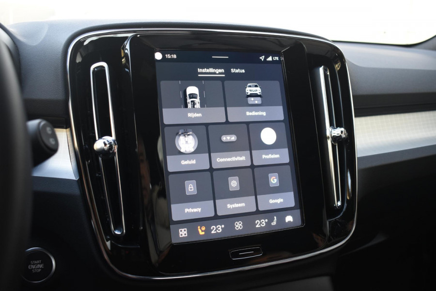 Volvo XC40 B4 211PK Automaat Plus Dark / Navigatie / Adaptive Cruise / Harman Kardon / Stuur- & Stoelverwarming / Elektrische achterklep / Achteruitrijcamera / Trekhaak / Elektrische stoelverst. met geheugen