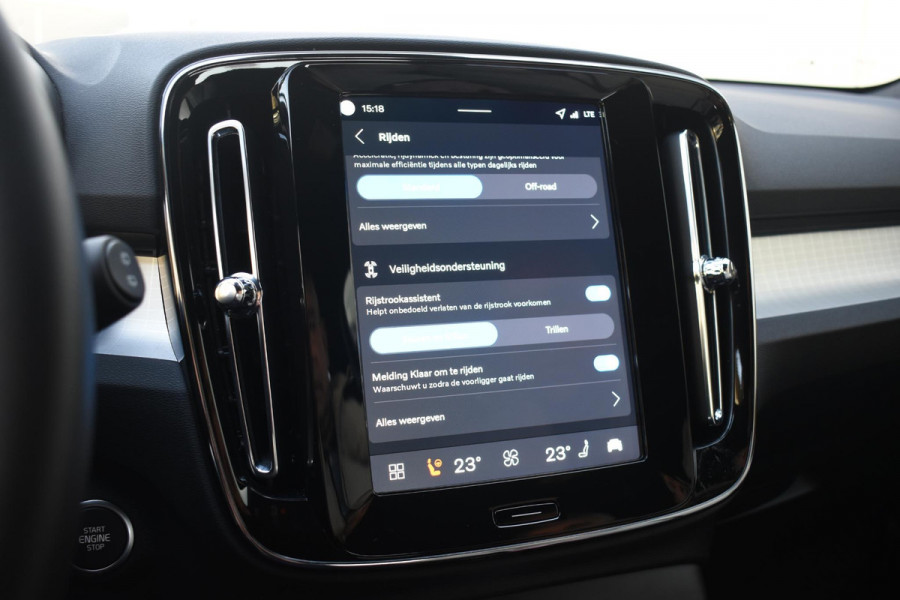 Volvo XC40 B4 211PK Automaat Plus Dark / Navigatie / Adaptive Cruise / Harman Kardon / Stuur- & Stoelverwarming / Elektrische achterklep / Achteruitrijcamera / Trekhaak / Elektrische stoelverst. met geheugen