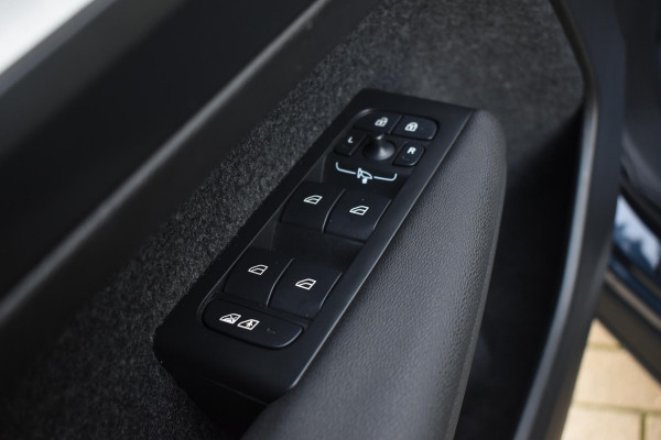 Volvo XC40 B4 211PK Automaat Plus Dark / Navigatie / Adaptive Cruise / Harman Kardon / Stuur- & Stoelverwarming / Elektrische achterklep / Achteruitrijcamera / Trekhaak / Elektrische stoelverst. met geheugen