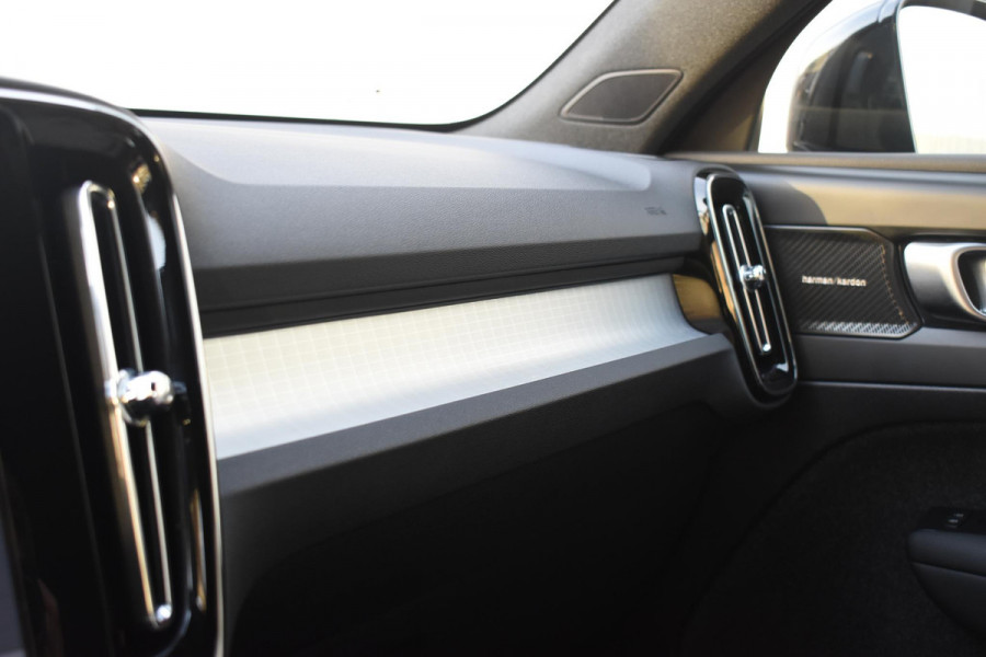 Volvo XC40 B4 211PK Automaat Plus Dark / Navigatie / Adaptive Cruise / Harman Kardon / Stuur- & Stoelverwarming / Elektrische achterklep / Achteruitrijcamera / Trekhaak / Elektrische stoelverst. met geheugen