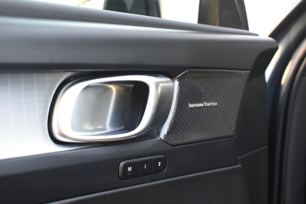 Volvo XC40 B4 211PK Automaat Plus Dark / Navigatie / Adaptive Cruise / Harman Kardon / Stuur- & Stoelverwarming / Elektrische achterklep / Achteruitrijcamera / Trekhaak / Elektrische stoelverst. met geheugen