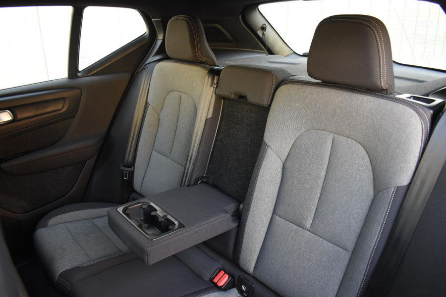 Volvo XC40 B4 211PK Automaat Plus Dark / Navigatie / Adaptive Cruise / Harman Kardon / Stuur- & Stoelverwarming / Elektrische achterklep / Achteruitrijcamera / Trekhaak / Elektrische stoelverst. met geheugen