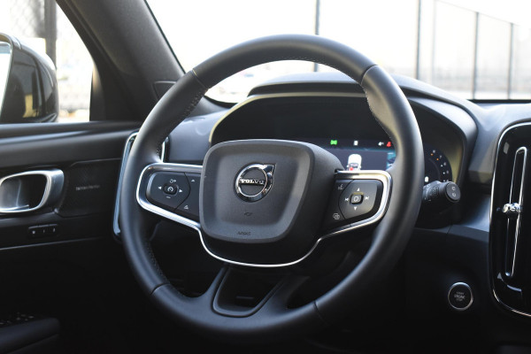 Volvo XC40 B4 211PK Automaat Plus Dark / Navigatie / Adaptive Cruise / Harman Kardon / Stuur- & Stoelverwarming / Elektrische achterklep / Achteruitrijcamera / Trekhaak / Elektrische stoelverst. met geheugen