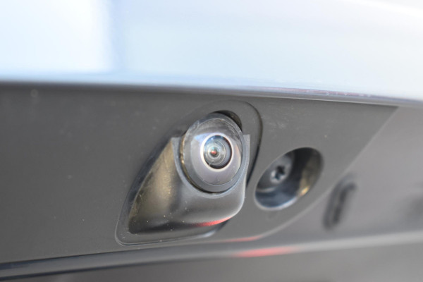 Volvo XC40 B4 211PK Automaat Plus Dark / Navigatie / Adaptive Cruise / Harman Kardon / Stuur- & Stoelverwarming / Elektrische achterklep / Achteruitrijcamera / Trekhaak / Elektrische stoelverst. met geheugen