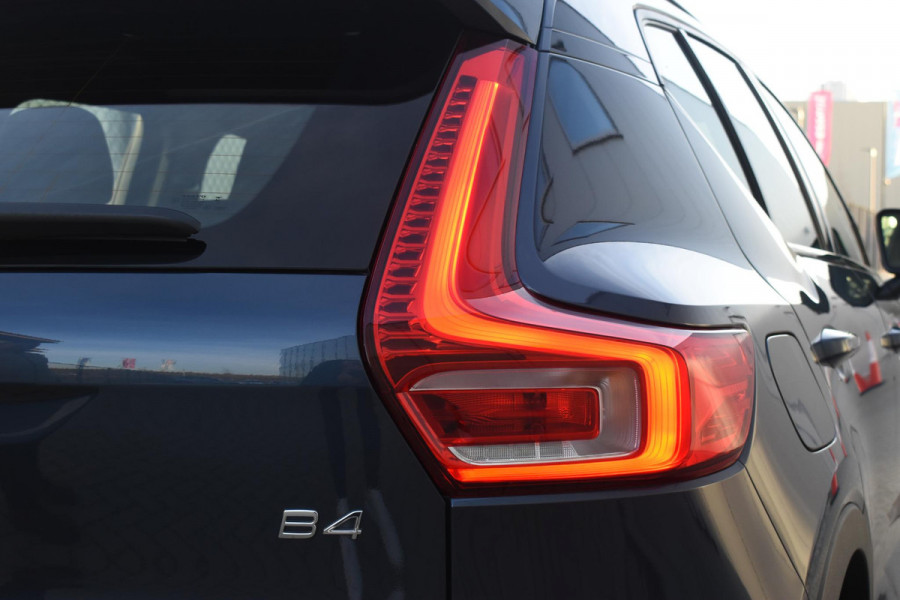 Volvo XC40 B4 211PK Automaat Plus Dark / Navigatie / Adaptive Cruise / Harman Kardon / Stuur- & Stoelverwarming / Elektrische achterklep / Achteruitrijcamera / Trekhaak / Elektrische stoelverst. met geheugen