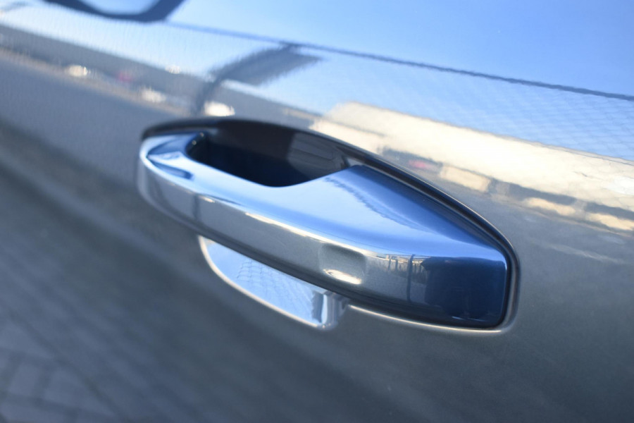 Volvo XC40 B4 211PK Automaat Plus Dark / Navigatie / Adaptive Cruise / Harman Kardon / Stuur- & Stoelverwarming / Elektrische achterklep / Achteruitrijcamera / Trekhaak / Elektrische stoelverst. met geheugen