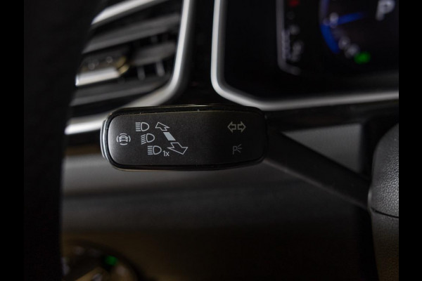 Volkswagen T-Roc 1.5 TSI R-Line Edition / 150pk / Stoel en stuur verwarming / Achteruitrij camera / Keyless /