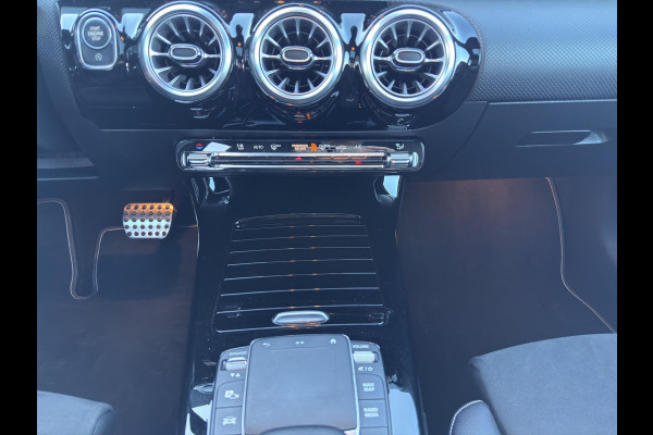 Mercedes-Benz A-Klasse 180 Business Solution AMG | 360 Camera | Head-up | Panoramadak | Navi | Sfeerverl | 19"| Trekh.Wegklap |