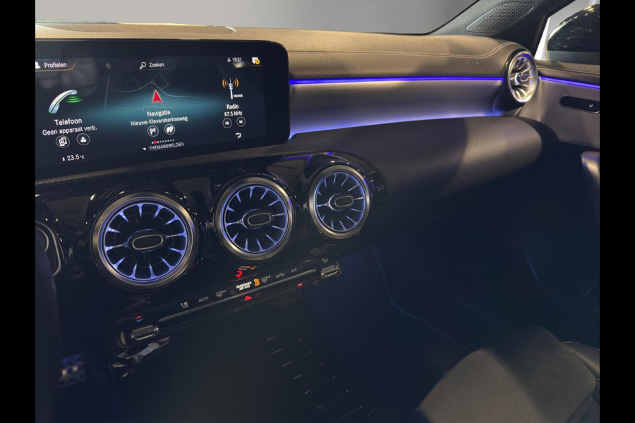 Mercedes-Benz A-Klasse 180 Business Solution AMG | 360 Camera | Head-up | Panoramadak | Navi | Sfeerverl | 19"| Trekh.Wegklap |