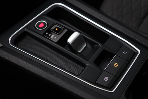 Seat Leon 1.5 eTSI FR / PANODAK / KEYLESS / LED / CAMERA / CARPLAY