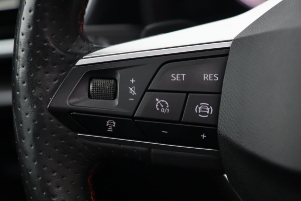 Seat Leon 1.5 eTSI FR / PANODAK / KEYLESS / LED / CAMERA / CARPLAY