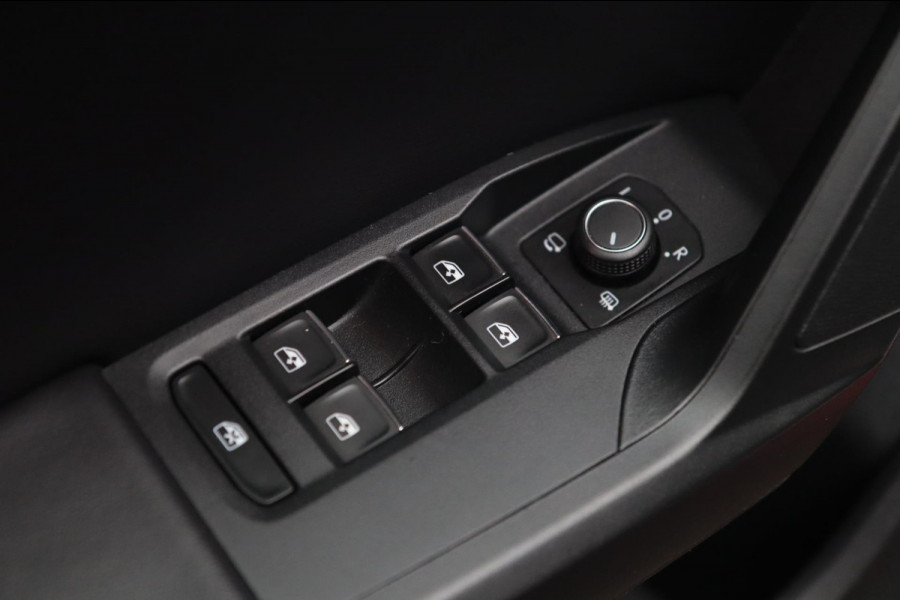 Seat Leon 1.5 eTSI FR / PANODAK / KEYLESS / LED / CAMERA / CARPLAY