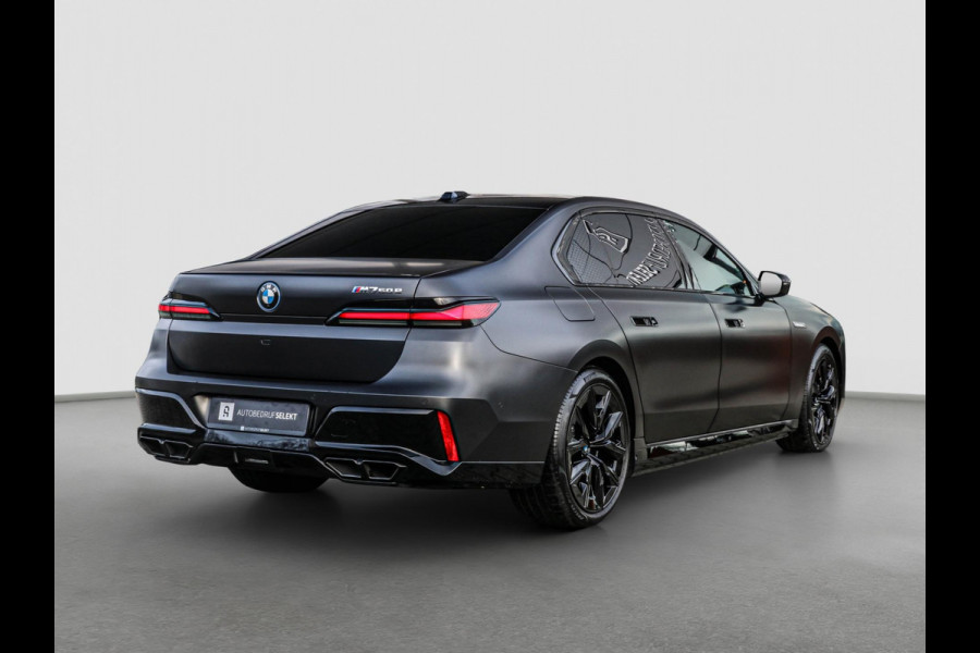 BMW 7 Serie M760e xDrive - Frozen Deep Grey - Lounge & Entertainment - Bowers & Wilkins - Aut. Doors - Connoisseur - Iconic Glow