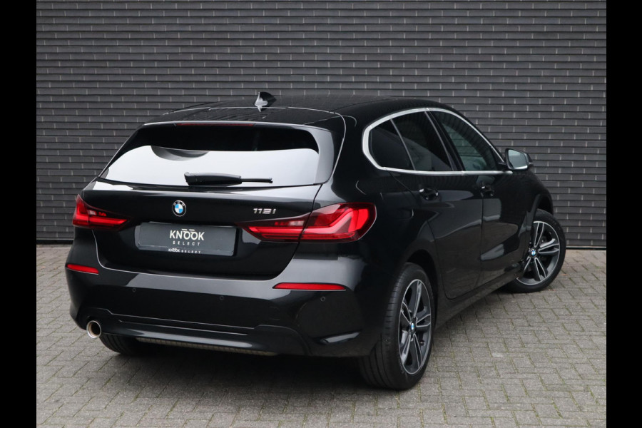 BMW 1-serie 118i Executive Sport Line Automaat / LED / 17 Inch / HiFi / Sportstoelen / Parkeersensoren voor+achter / Live Cockpit Plus /