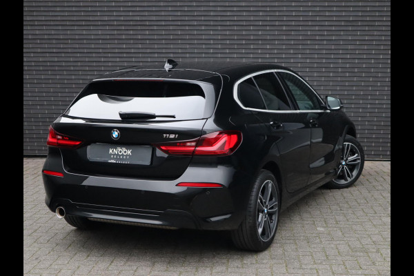 BMW 1-serie 118i Executive Sport Line Automaat / LED / 17 Inch / HiFi / Sportstoelen / Parkeersensoren voor+achter / Live Cockpit Plus /
