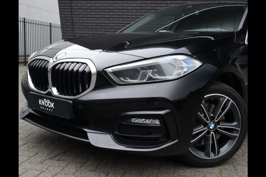 BMW 1-serie 118i Executive Sport Line Automaat / LED / 17 Inch / HiFi / Sportstoelen / Parkeersensoren voor+achter / Live Cockpit Plus /