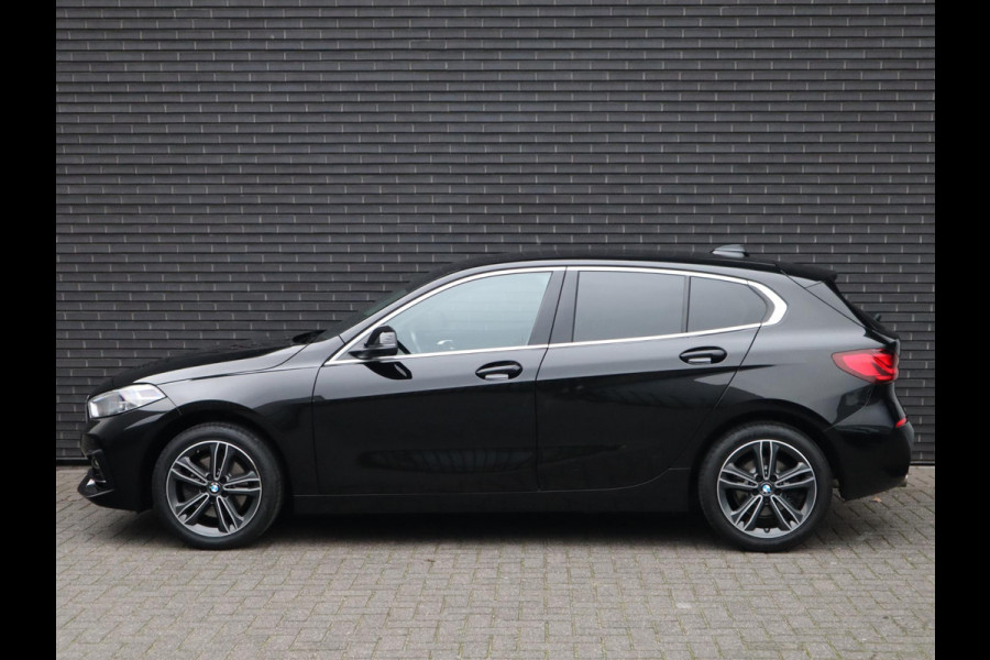 BMW 1-serie 118i Executive Sport Line Automaat / LED / 17 Inch / HiFi / Sportstoelen / Parkeersensoren voor+achter / Live Cockpit Plus /