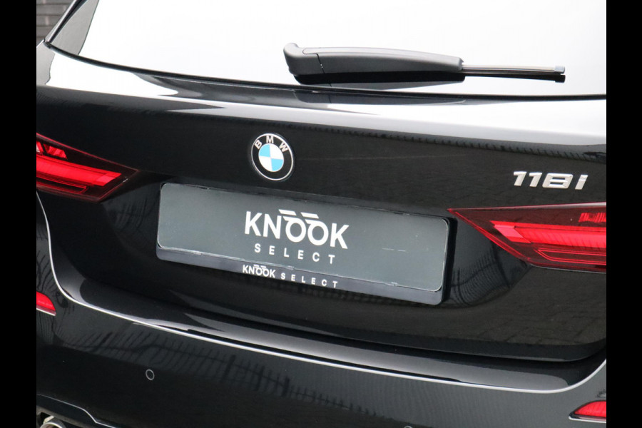 BMW 1-serie 118i Executive Sport Line Automaat / LED / 17 Inch / HiFi / Sportstoelen / Parkeersensoren voor+achter / Live Cockpit Plus /