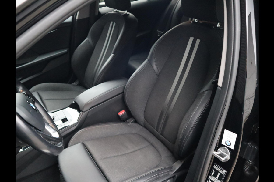 BMW 1-serie 118i Executive Sport Line Automaat / LED / 17 Inch / HiFi / Sportstoelen / Parkeersensoren voor+achter / Live Cockpit Plus /
