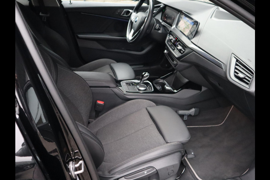 BMW 1-serie 118i Executive Sport Line Automaat / LED / 17 Inch / HiFi / Sportstoelen / Parkeersensoren voor+achter / Live Cockpit Plus /